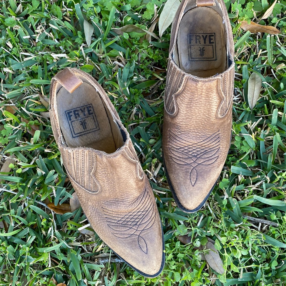 Frye Billy western shoetie size 7